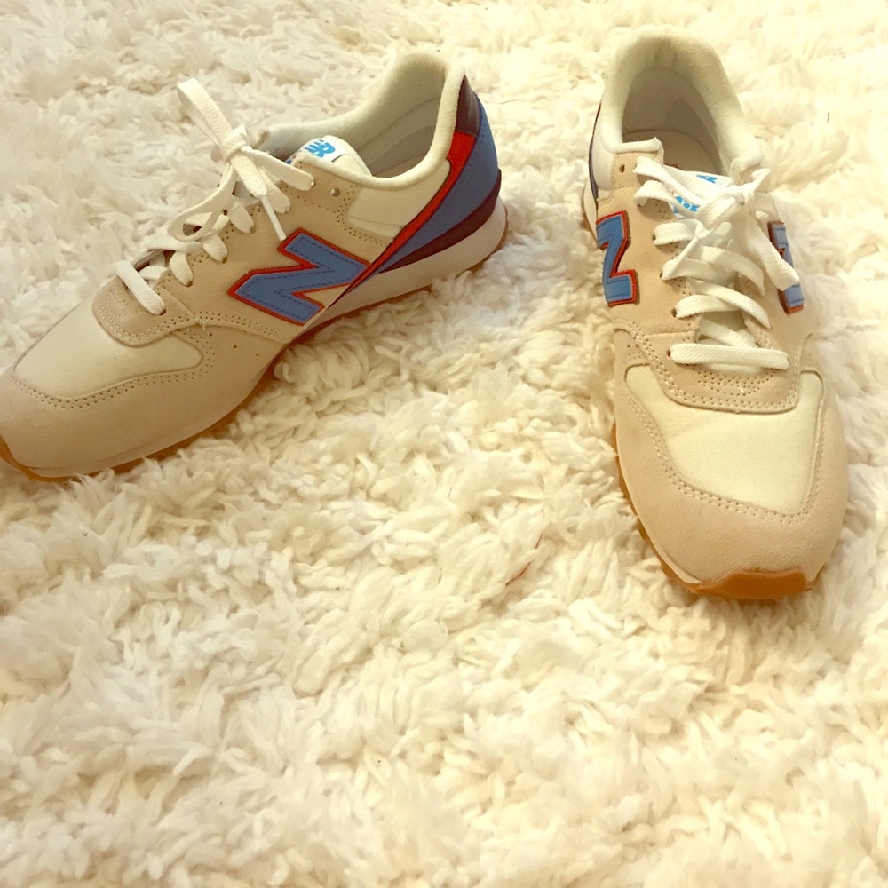 New Balance 696 women’s sneaker