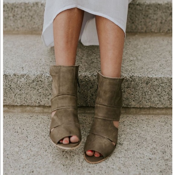 Free People Shoes - ! Free People Effie Block Heel Gray 39 EUC