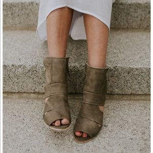 ! Free People Effie Block Heel Gray 39 EUC