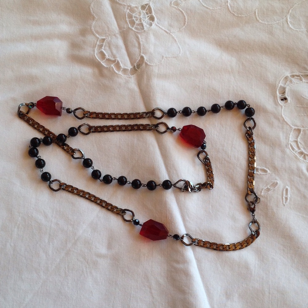 Gorgeous necklace red/ black.