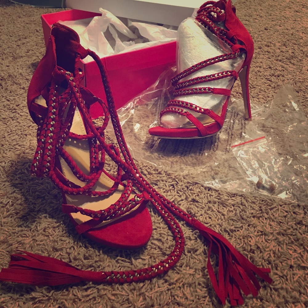 Sexy red strapped Pumps !