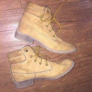 CUTE & COMFY LIGHTWEIGHT TAN HIKING BOOTS
