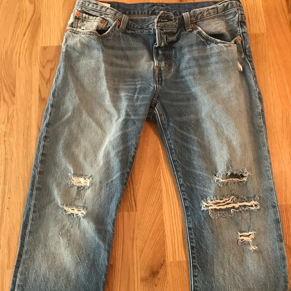 Distressed Levi’s boyfriend jeans