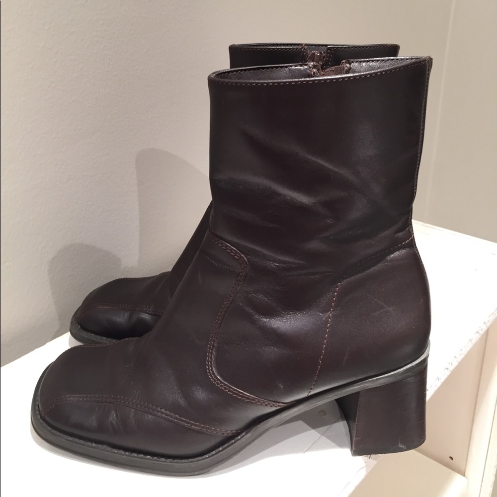 Leather Bass Short Brown Chunky Heel Boots