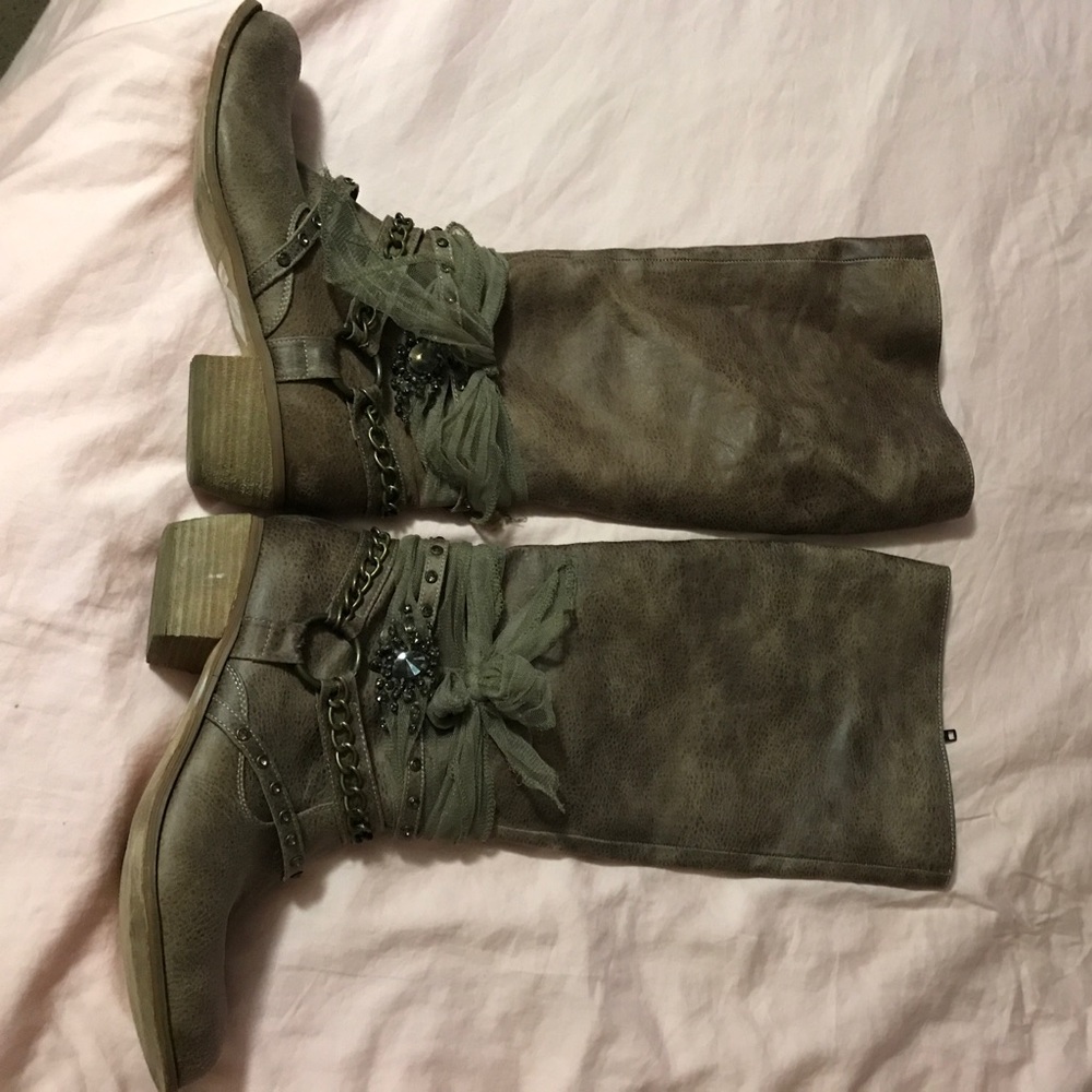 Buckle boots