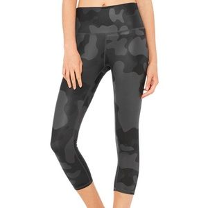 ALO yoga- highwaist airbrush Capri leggings
