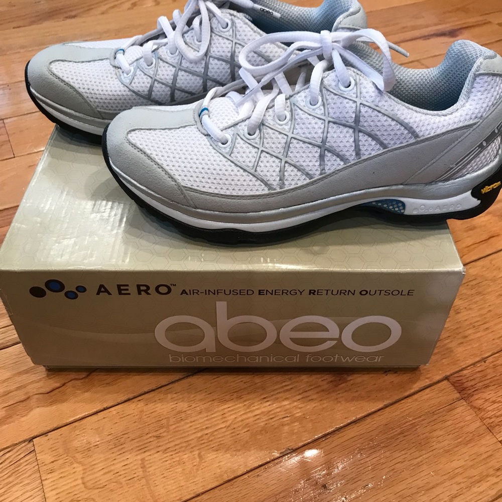 Tennis shoes