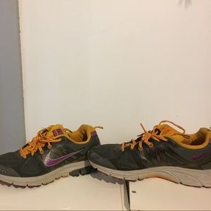 Women’s nike zoom air running shoes.