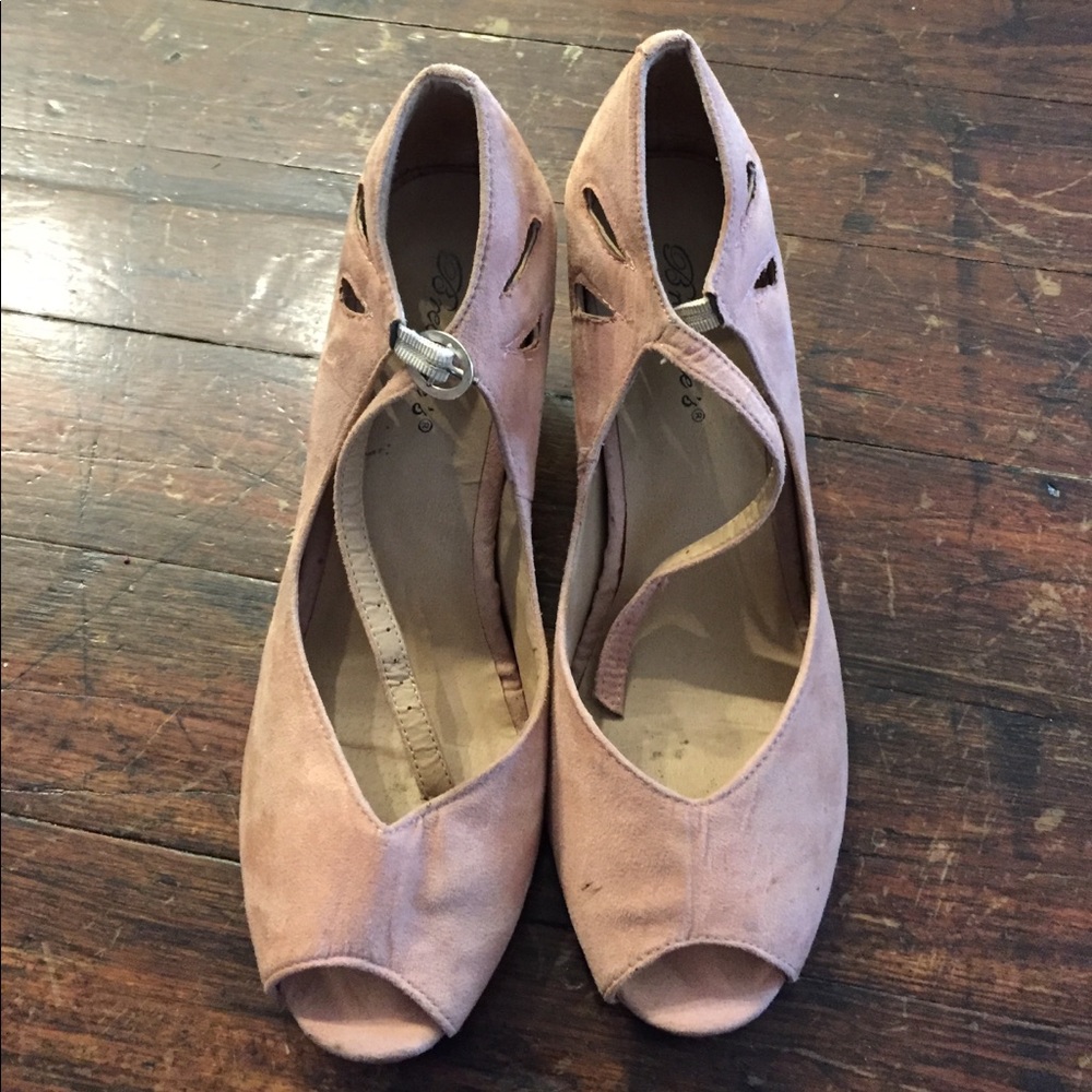 Breckelles light pink wedges