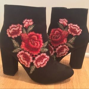 Floral-embellished bootie 🌹❤️🖤