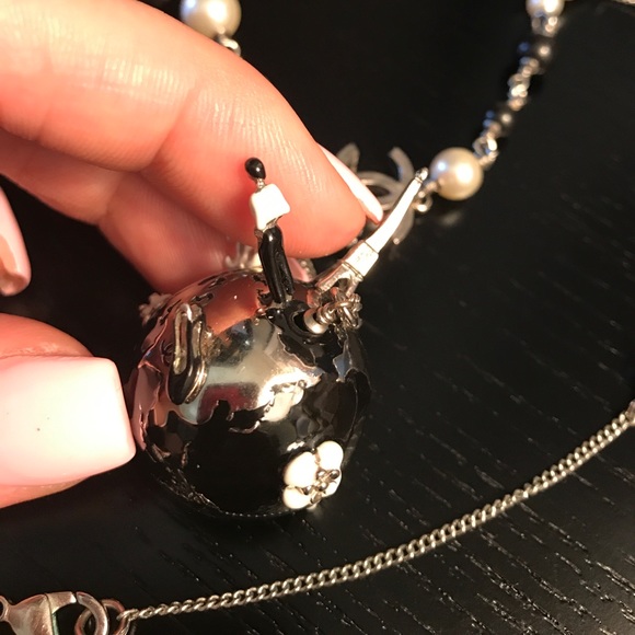 CHANEL 2013 globe necklace with pearls - Picture 5 of 8
