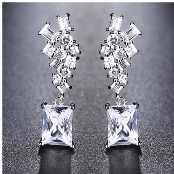 🎁 Swarovski Crystals The Skyla Earrings - Picture 1 of 5