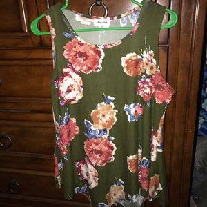 ⬇️$18 Floral shirt