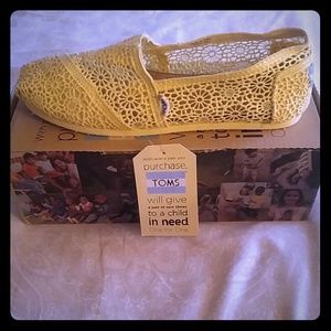 NEW Toms