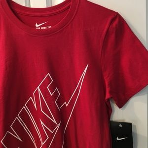 ✨NWT✨... Nike tee... small