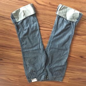Women’s denim pants. Can also be worn as Capris!