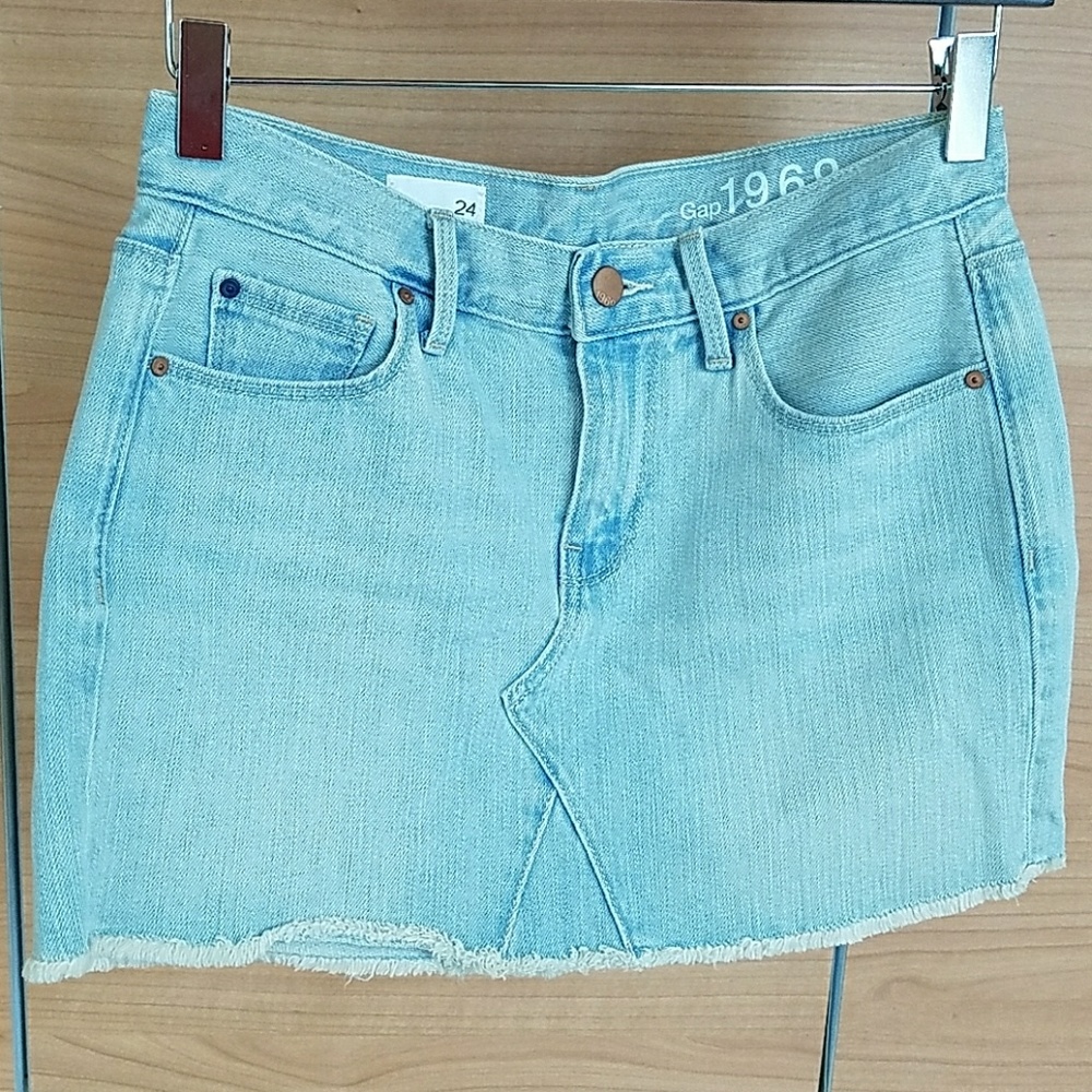 *LAST CHANCE* Gap light jean mini skirt