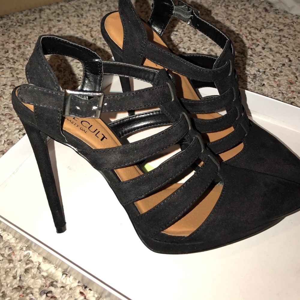 BLACK POINTY TOE HEELS