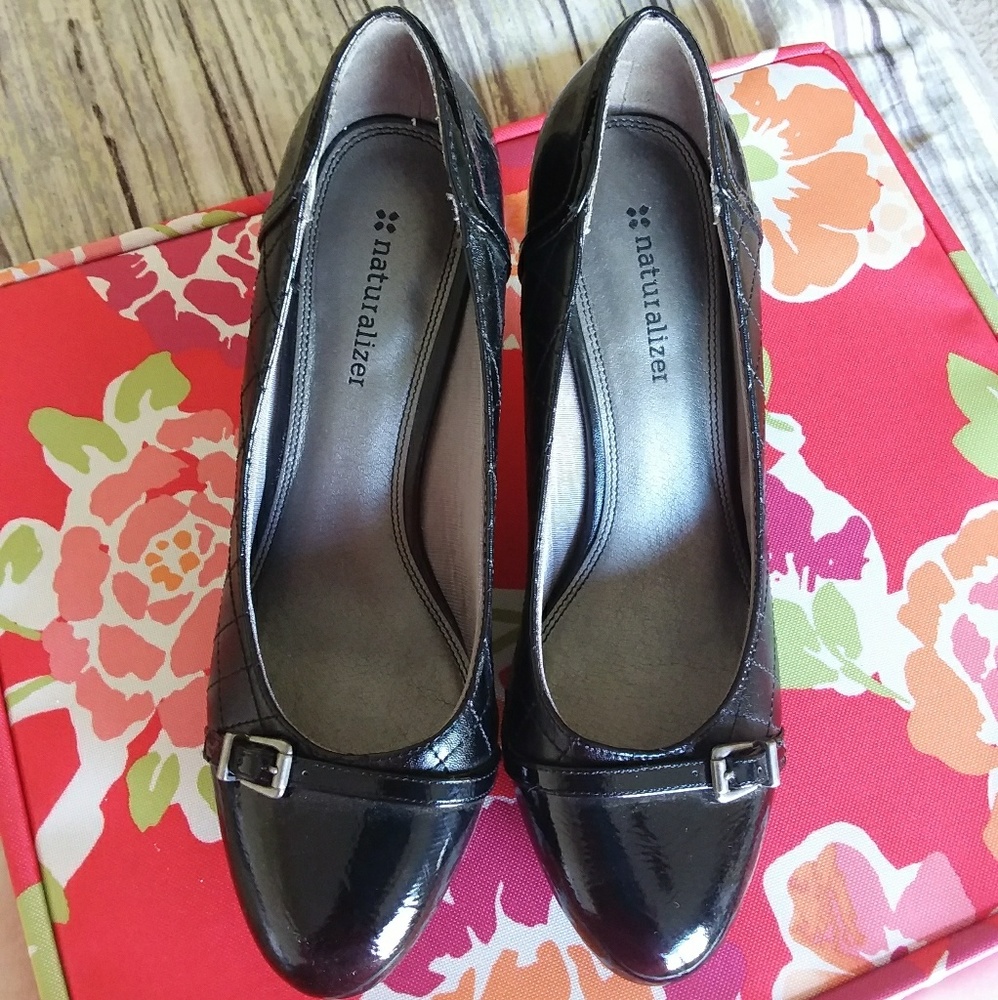 Naturalizer black pumps