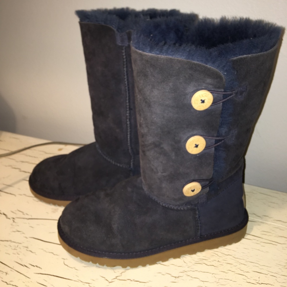 UGG Bailey button triplet size:6