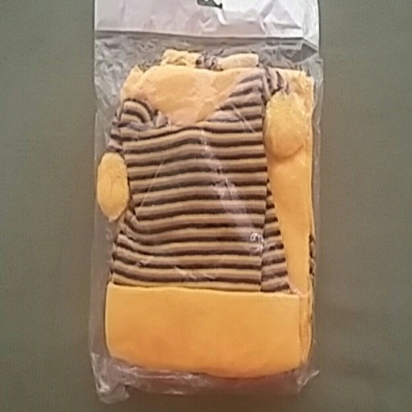 Matching hat scarf and mittens - Picture 2 of 2