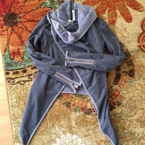 lululemon presence of mind fleece wrap size 4
