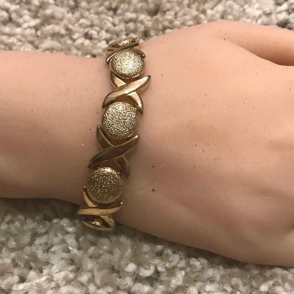 HUGS ❤️ KISSES 7” yellow gold tone Bracelet 💋💋💋