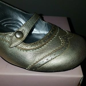 🆕 Me Too Gold Metallic Leather Shoes