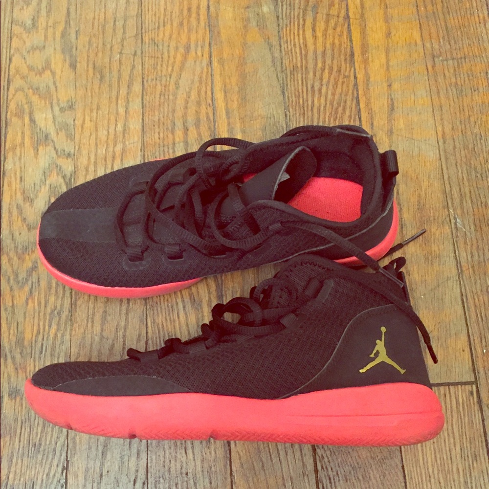 Slightly worn Jordan's size 6