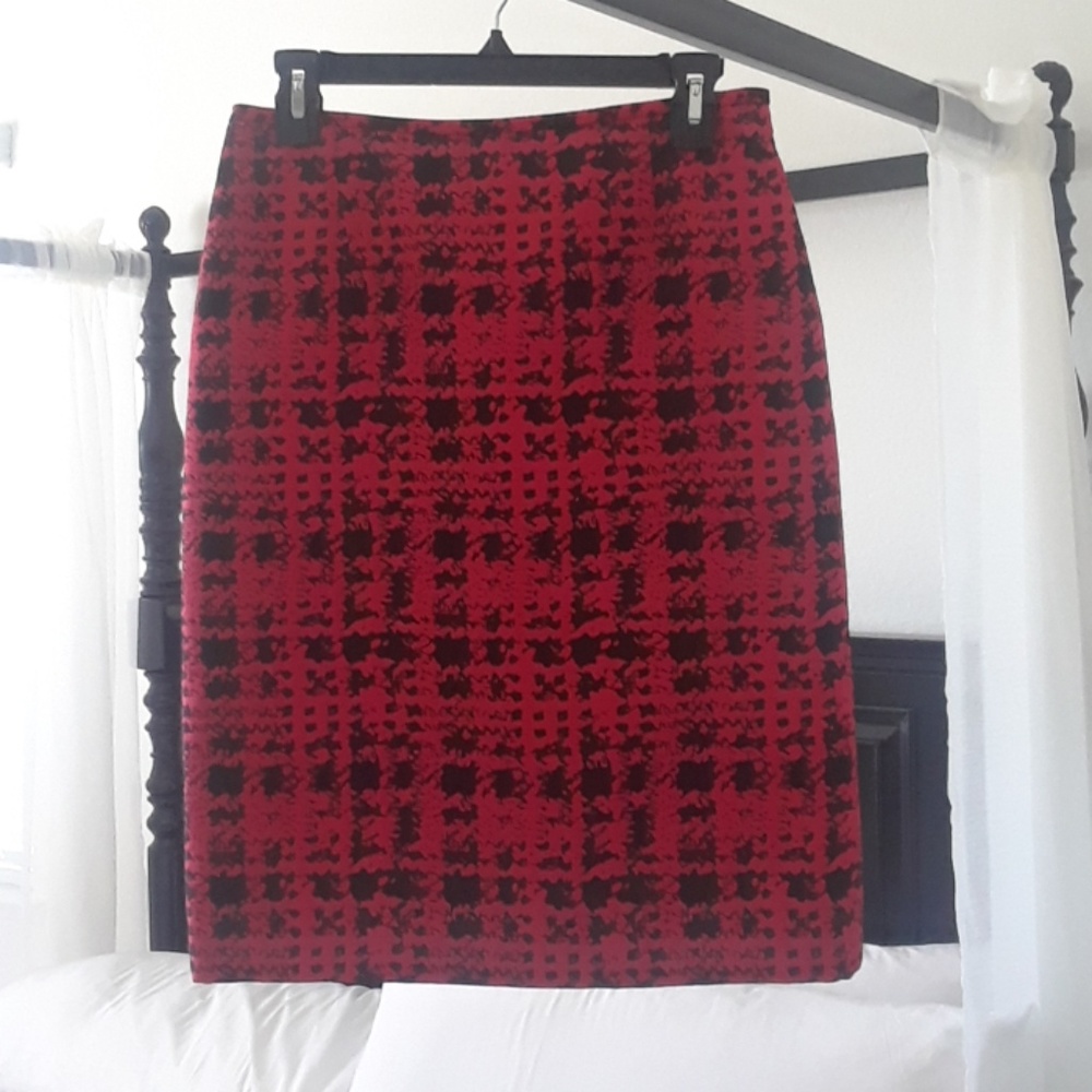 Tahari lined skirt with back slit