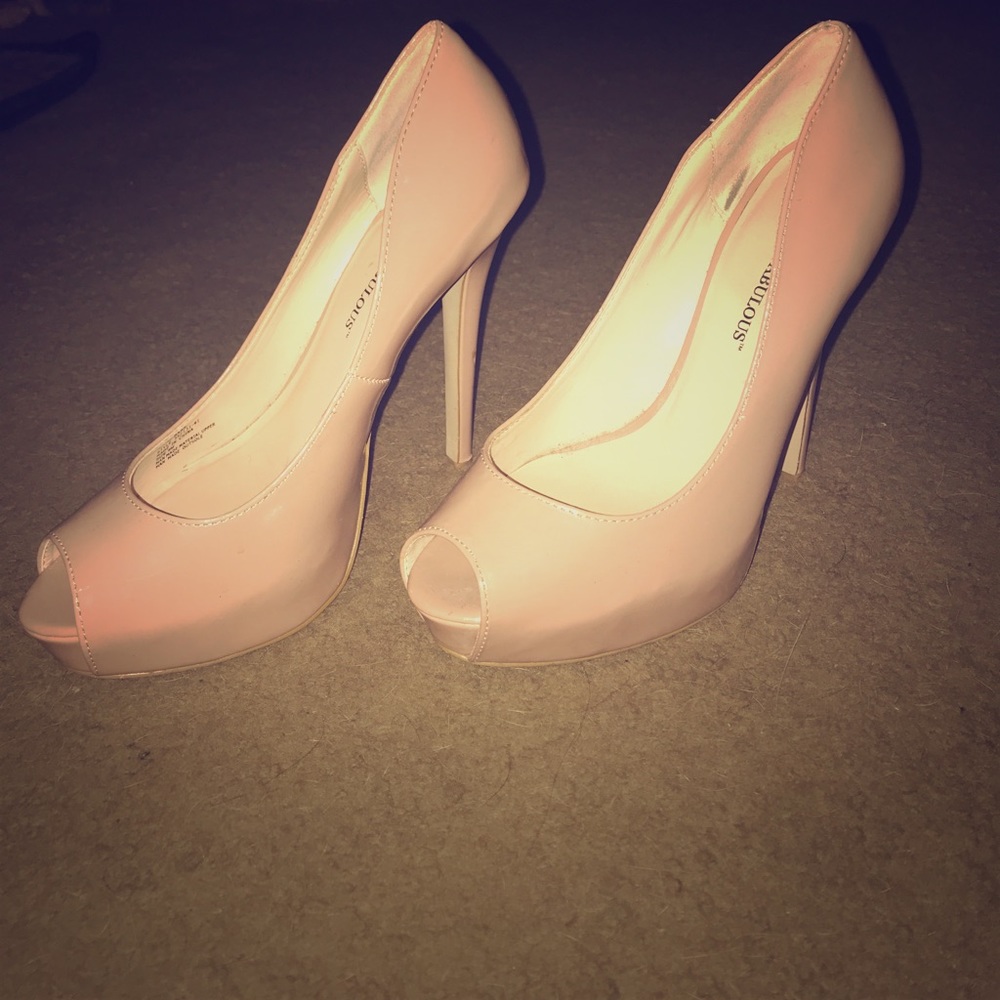 Nude peep toe pumps !