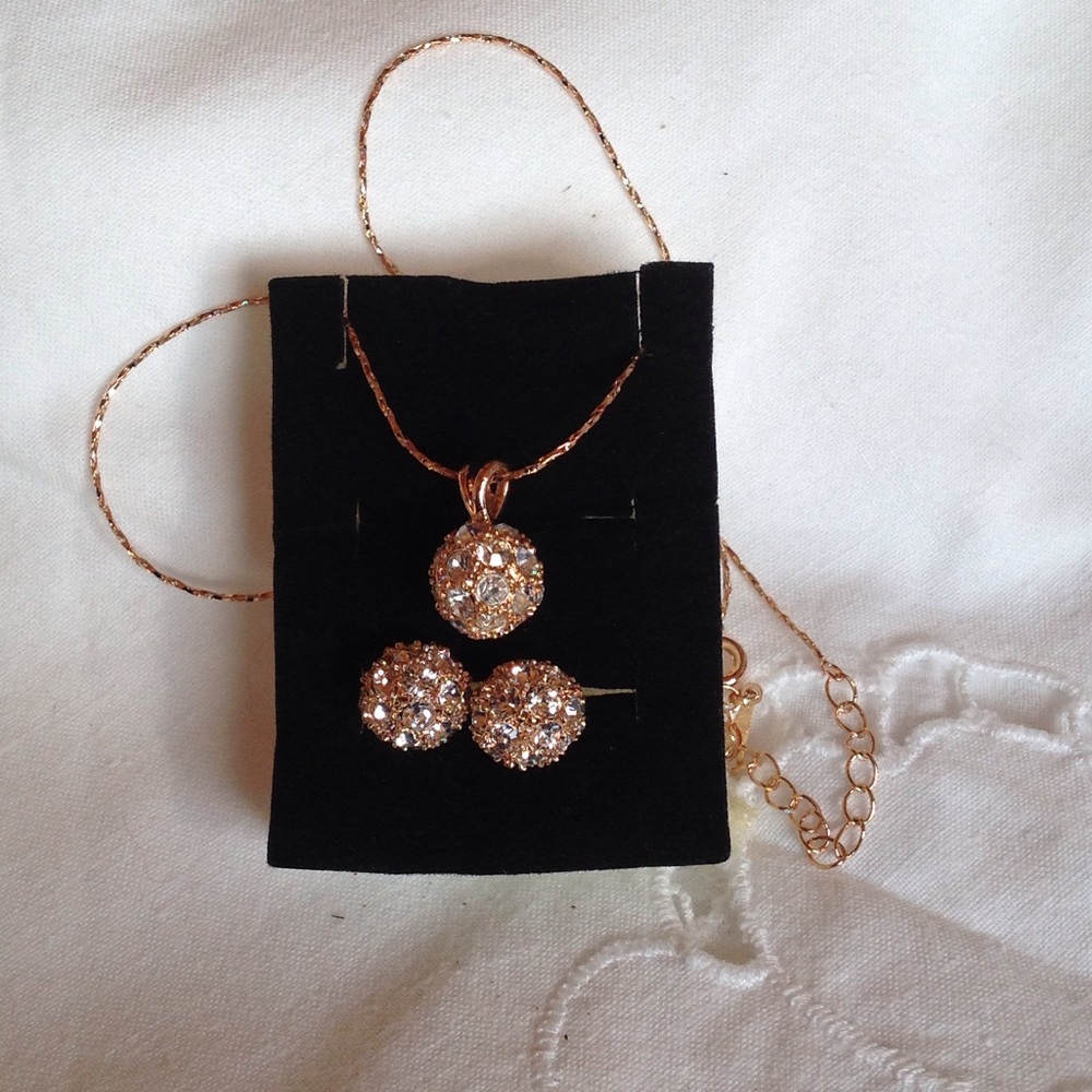Beautiful necklace & earring set 👀
