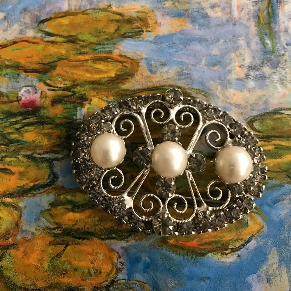 Oval  vintage brooch