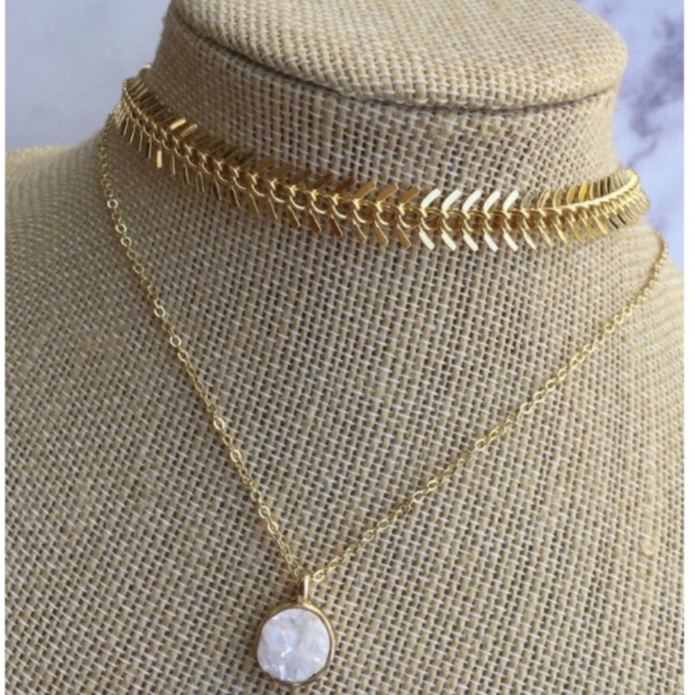 Gold fishtail chain choker necklace