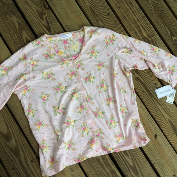 Floral Button Top - Picture 2 of 4
