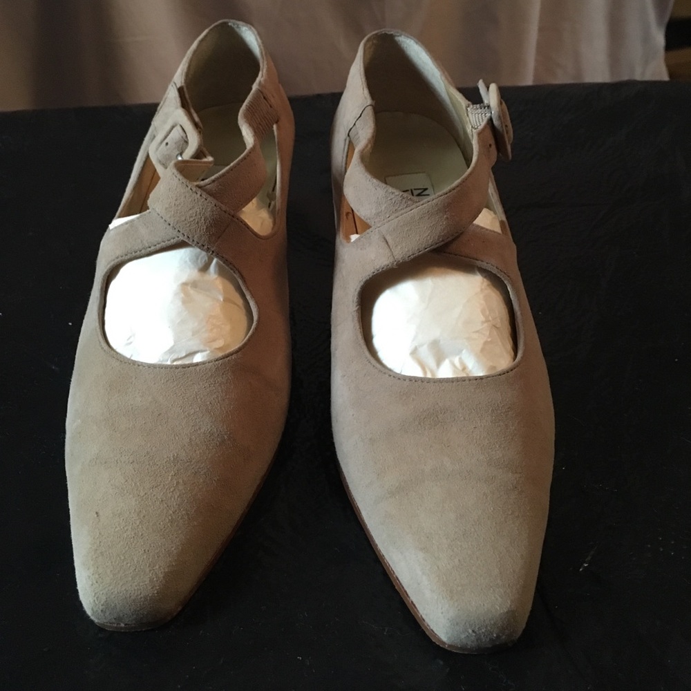 Nine West tan suede cross top Mary Jame size 6 1/2