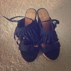 BRAND NEW Qupid Size 8 fringe wedges