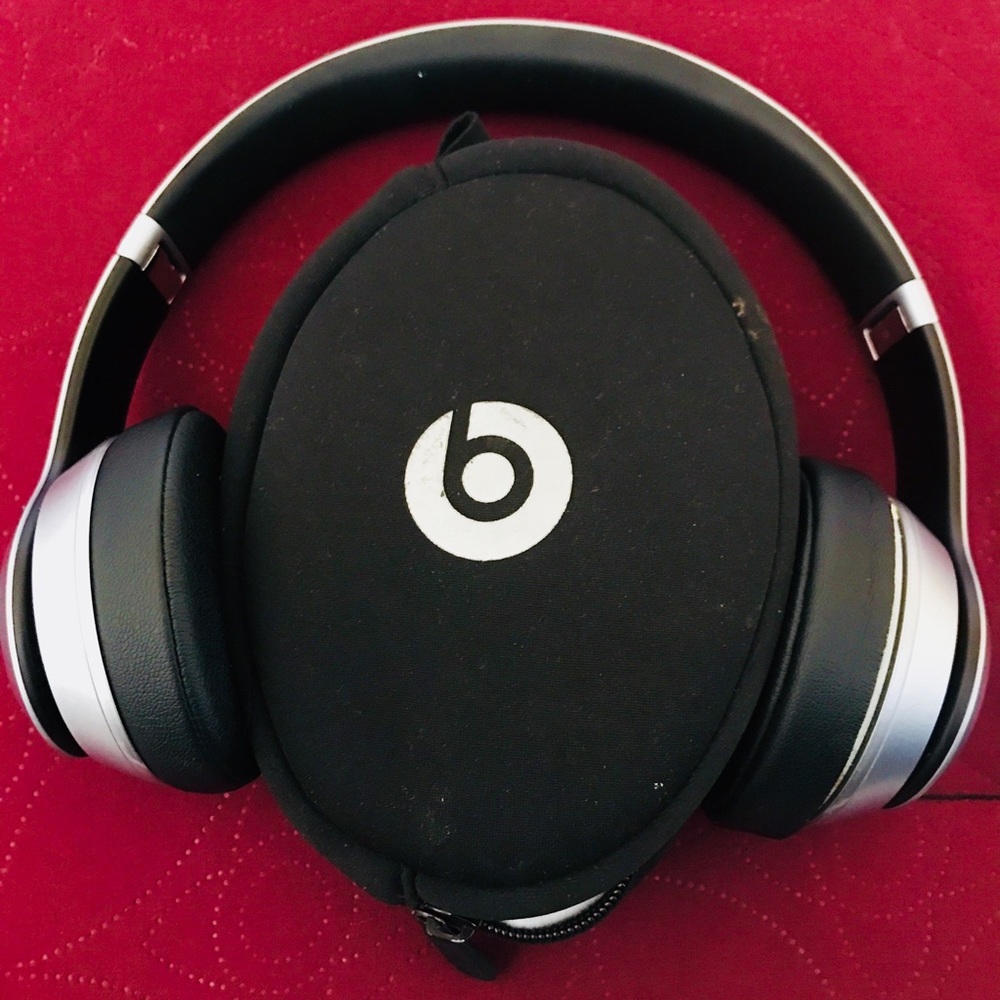 SOLD Beats Wireless Solo2 Space Gray