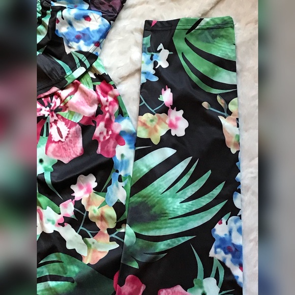 Off Shoulder Tropical Jumpsuit - Picture 7 of 7