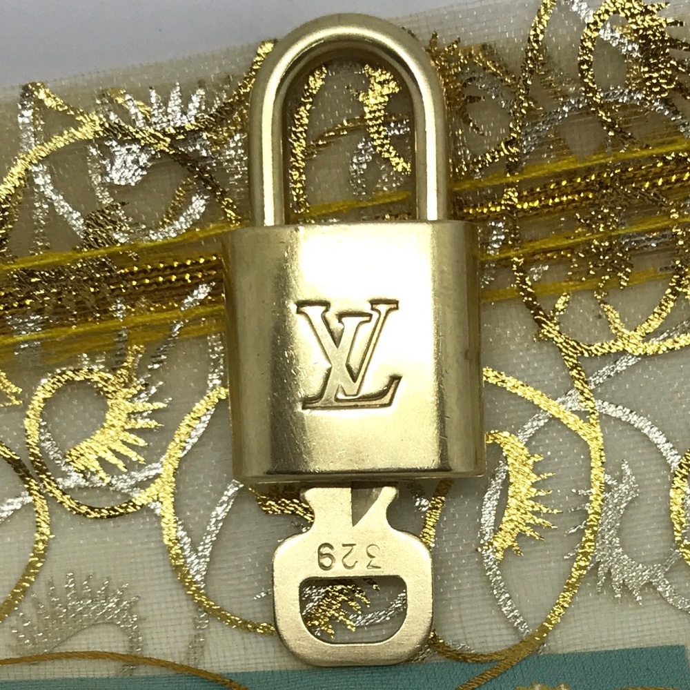 Louis Vuitton Lock & Key: Clean & Shiny! - Picture 2 of 7