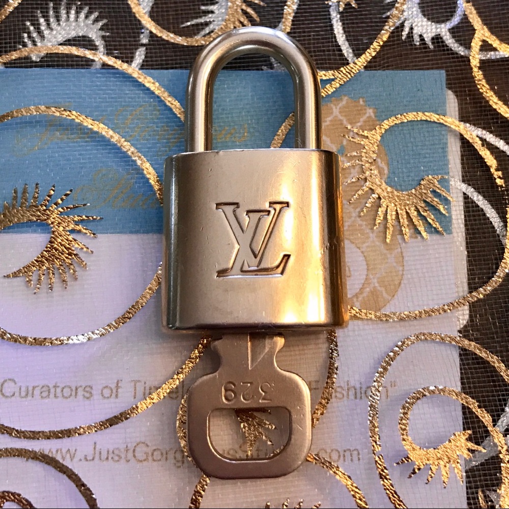 Louis Vuitton Lock & Key: Clean & Shiny! - Picture 3 of 7