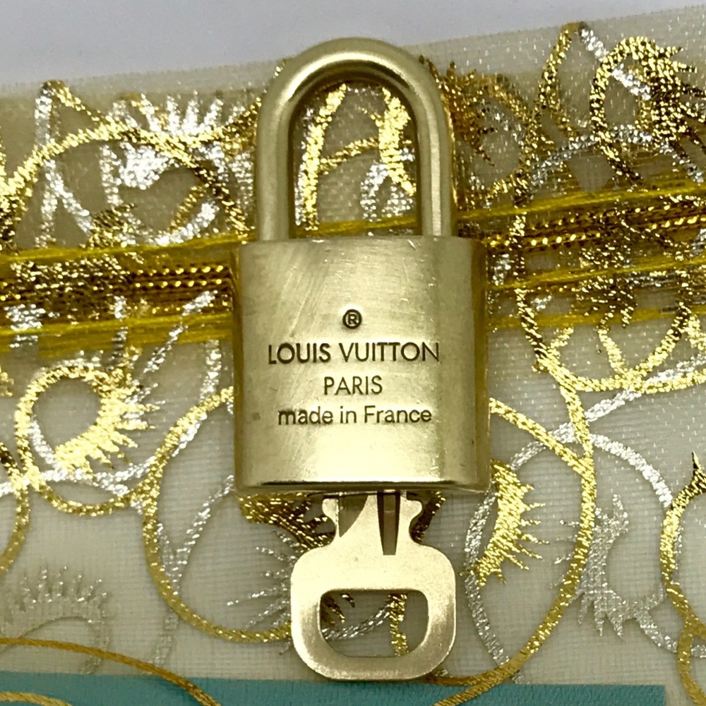 Louis Vuitton Lock & Key: Clean & Shiny! - Picture 4 of 7