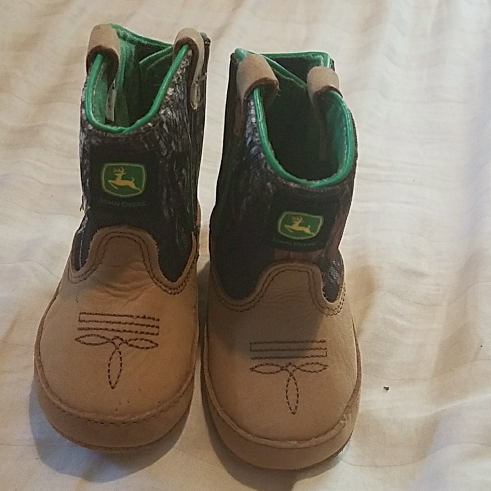 !Adorable John Deer Baby Camo boots size 2M!