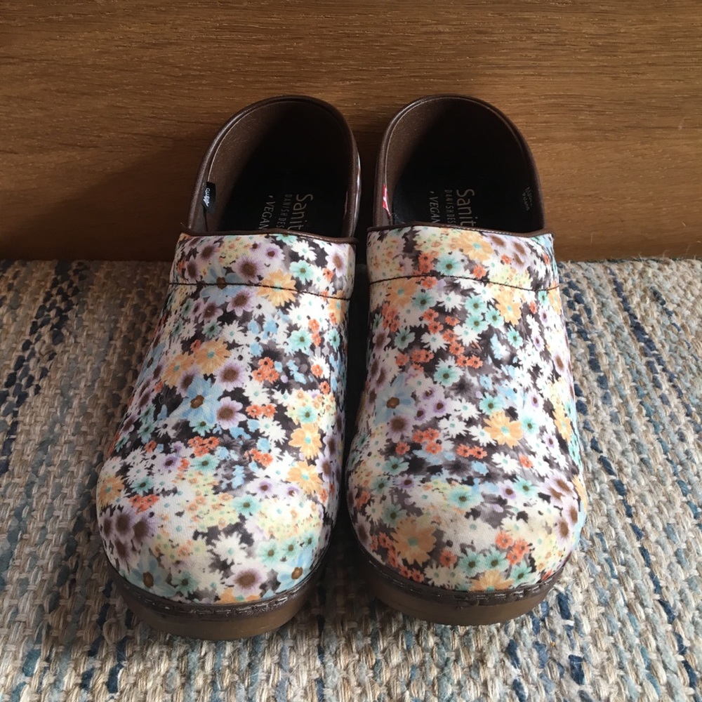 Flower clogs