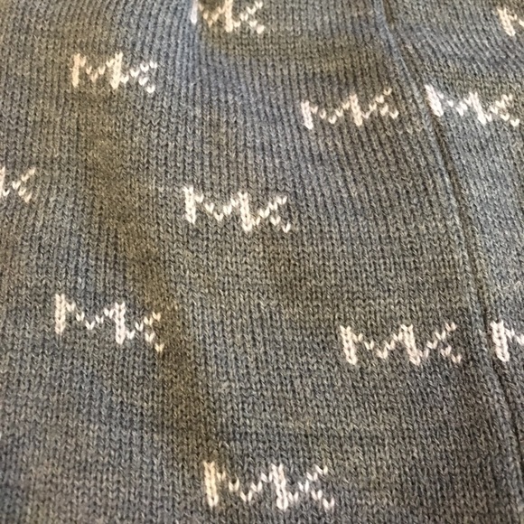 NWT Michael KORS Gray Beanie w/ White Logo - Picture 3 of 4