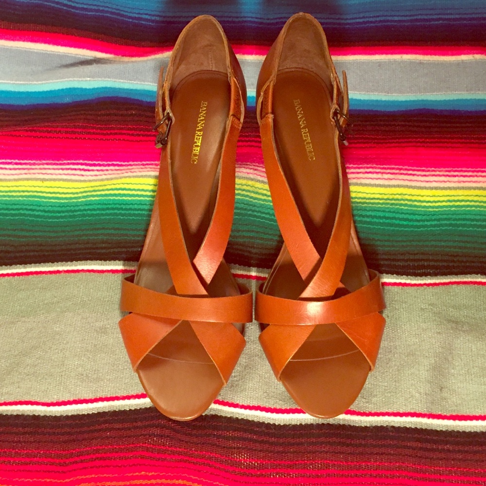 Banana Republic brown sandals with a heel