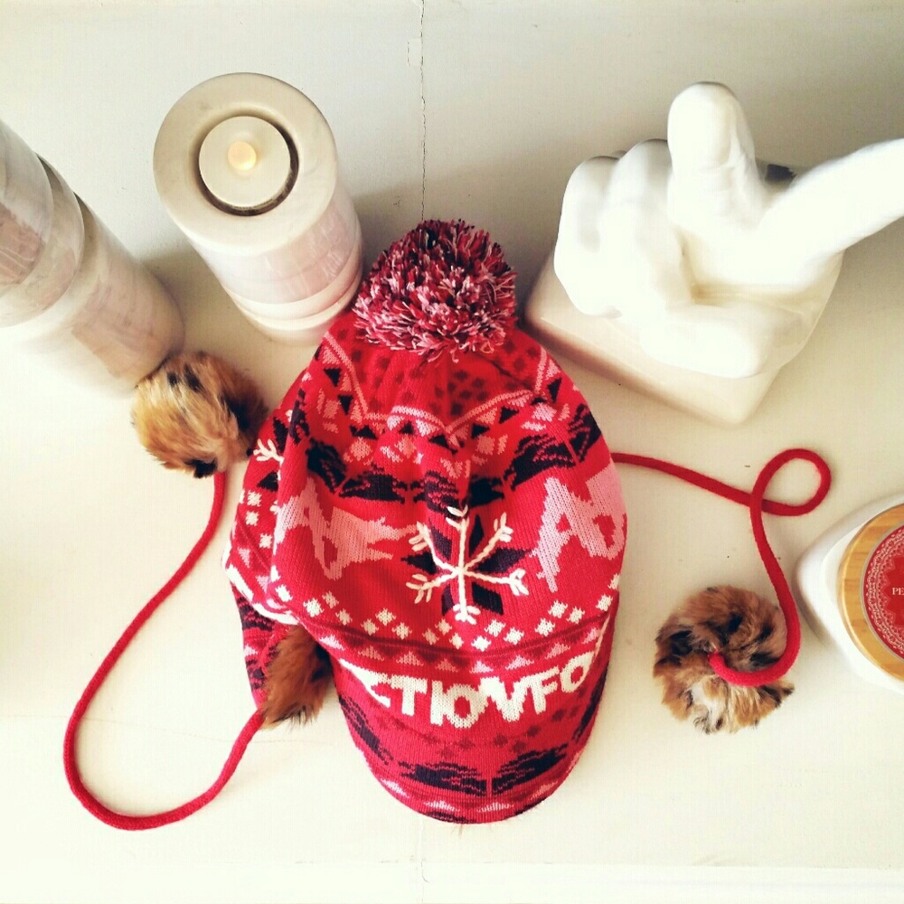 *FREE Bundled!! Knit Winter Cap with PomPoms 😻😻