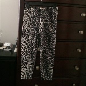 NWOT Cute Cropped Print Leggings