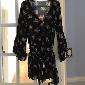 Size Large Black floral American Eagle Romper
