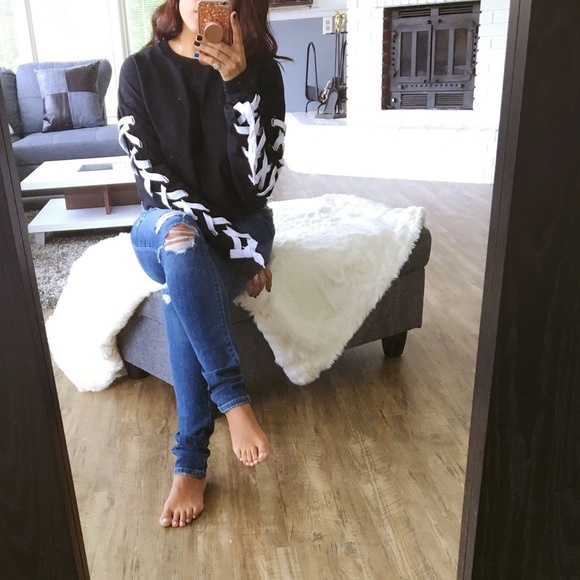 CLEARANCE♻️NO OFFERS. Laced semi crop sweater - Picture 4 of 6